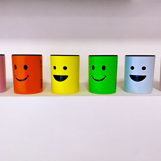 Portapenne e matite TintaUnita a forma di bicchiere cilindrico, colorati e decorati con faccine sorridenti (smile)